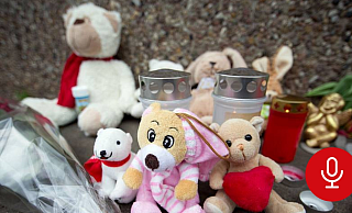 Die Menschen trauern um Dano und Jenisa - zwei Kinder, die Ibrahim B. auf grauenvolle Weise ermordete. - picture alliance / dpa | Friso Gentsch