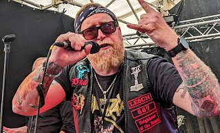 Mit Jigsaw aus Beverungen heizt auch eine heimische Band den Rockfans ein. - Burkhard Battran