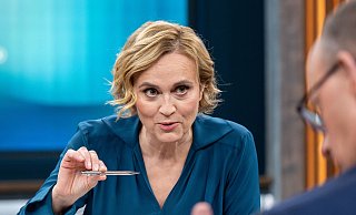 Caren Miosga (l) hat den renommierten Sendeplatz Anfang des Jahres von Anne Will übernommen. - Monika Skolimowska/dpa