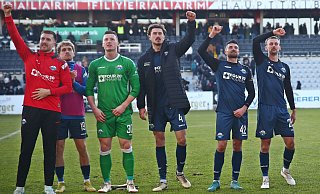 Die SCP-Ersatzspieler (v. l.) Pelle Boevink und Luca Herrmann, Keeper Markus Schubert, Torschütze Calvin Brackelmann sowie die beiden Joker Adrian Bravo Sanchez und Sebastian Klaas feiern vor dem Gästeblock den 3:1-Sieg in Elversberg. - picture alliance
