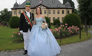 Vor dem Schloss Erpernburg präsentiert sich das junge Brenkener Königspaar Christoph Pommer und Isabel Kleinschnittger. - Johannes Büttner