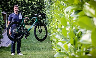 Spielend leicht balanciert Björn Wächter das superleichte Renn-Bike auf einem Finger - und das eine ganze Weile lang. Fest steht: Mit einem handelsüblichen Holland-Rad wäre so ein Foto wohl nicht möglich. - Daniel Salmon