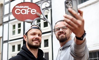 Ein Foto für die Ewigkeit: Die neuen Pächter des Museumscafés in Minden feiern die Vertragsunterzeichnung mit einem Selfie vor ihrem zukünftigen Lokal. - Alex Lehn