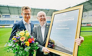 Eine besondere Auszeichnung erhielt Elmar Volkmann (r.). Der langjährige Aufsichtsratsvorsitzende und zuletzt auch Präsident des SCP, ist nun Ehrenpräsident. Carsten Linnemann, Vize-Präsident des SCP, gratulierte. - BESIM MAZHIQI