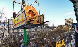 Das 5 Tonnen schwere Gerät über der Alfred-Bozi-Straße. - Barbara Franke