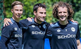 Endlich geht es los: Sam Schreck, Christopher Lannert und Mael Corboz (v. l.), hier während des Trainingslagers in Kiens, freuen sich auf den Saiosnstart. - Sarah Jonek