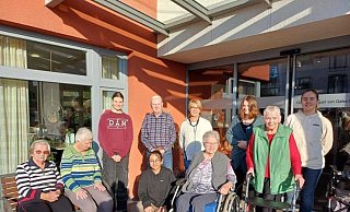 Schülerinnen des Städtischen Gymnasiums Delbrück erleben die Begegnungen mit den Bewohnerinnen und Bewohnern des „Clemens August von Galen Hauses“ als wertvolle Erfahrungen. Die Senioren genießen die Abwechslung im Alltag.?Fotos: Uta Schulte - Uta Schulte