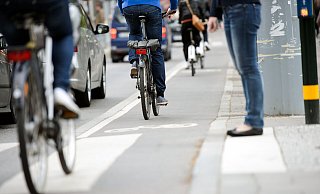 Verschiedene Verkehrsteilnehmer, verschiedene Bedürfnisse: Um die „Vision Zero" im Straßenverkehr zu verankern, sind laut Experten besonders innerorts strikte Trennungen der Verkehrsträger wichtig. Denn gerade in der Stadt sterben besonders ungeschützte Verkehrsteilnehmer wie Fußgänger und Radfahrer.:  - istock