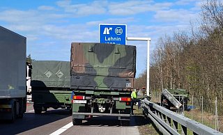 Beim Überholvorgang eines Lkw musste der Bundeswehr-Unimog nach Polizeiangaben nach rechts ausweichen und prallte an den Pfahl eines Verkehrsschildes. - Foto: Cevin Dettlaff/dpa-Zentralbild/dpa
