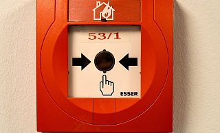 Einer der Gäste hat den Feuermelder in der Paderhalle betätigt. - Symbolbild: picture alliance / Winfried Rothermel