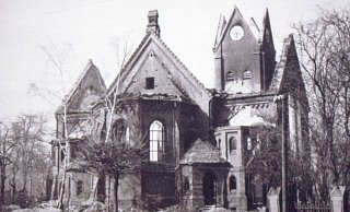 Die Kirche Mahnen wurde 1945 von Bomben getroffen und total zerstört. - Stadtarchiv