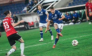 Julian Kania (r.) erzielt nach Vorarbeit von Mael Corboz (hinten) völlig unbedrängt das 3:1 gegen Hannover 96 II. - Minh Mrozek/DSC Arminia Bielefeld