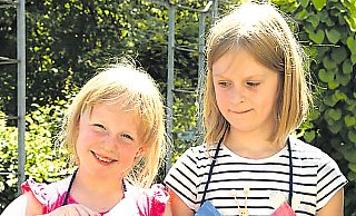 Glücksfeen: Rosalie und Paula zogen aus einer Lostrommel die Namen der beiden Bürger, die sich um einen Platz in der Jury beworben hatten. - LGS