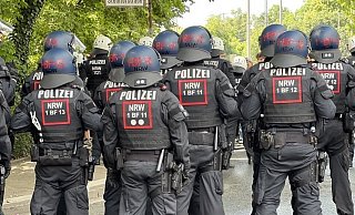 Größere Polizeieinheiten konnten die prügelnden Fans vom VfL Osnabrück und von Arminia Bielefeld nach kurzer Zeit auseinandertreiben. - Symbolfoto: Paul Brinkmann