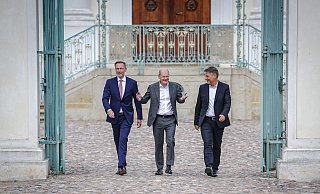Finianzminister Christian Lindner, Bundeskanzler Olaf Scholz und Wirtschaftsminister Robert Habeckbei der Halbzeit-Klausur des Bundeskabinetts im Schloss Meseberg. - Kay Nietfeld/dpa