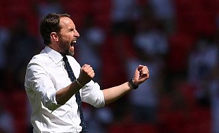Englands Nationaltrainer Gareth Southgate jubelt nach dem Auftaktsieg. - Laurence Griffiths/Pool Getty/AP/dpa