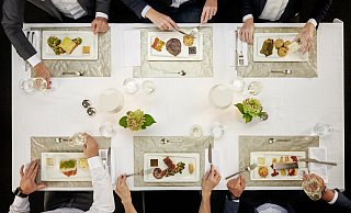 Für’s diskrete Geschäftsessen: MChef liefert die Speisen bereits auf Porzellantellern an, auf denen sie auch zubereitet werden. ⋌ - Sebastian Ruthe