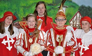Als Prinzessin Jule I. und Prinz Jannis I. stehen die beiden Grundschüler in dieser Session auf der närrischen Bühne. Unterstützt werden sie von ihren Pagen Marie-Christin Huber und Alexander Knoll sowie Kinderprinzenführerin Katharina Schulte. - Silke Riethmüller