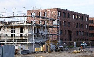 Jedes zehnte Wohnungsbauunternehmen meldet laut Ifo-Institut Finanzierungsschwierigkeiten. - Julian Stratenschulte/dpa