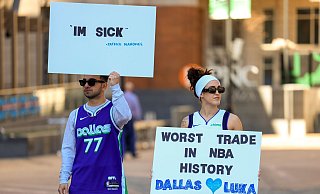 Fan-Protest gegen den Wechsel von Luka Doncic. (Archivbild) - Elias Valverde II/The Dallas Morning News/AP/dpa