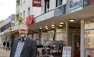 Michael Kintrup ist Inhaber des gleichnamigen Optikergeschäfts an der Bielefelder Straße in Schloß Neuhaus. Er wünscht sich eine Werbegemeinschaft für den Stadtteil. - Mareike Gröneweg