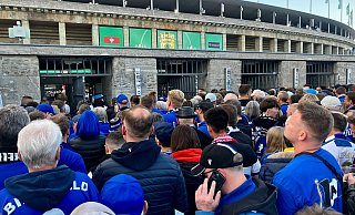 Als im Stadion die Mannschaftsaufstellung verlesen wird, stehen noch immer viele Arminia-Fans vor den Toren des Stadions. - Privat