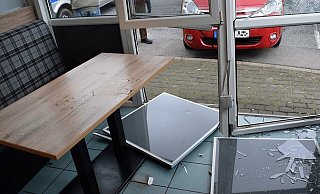 Der Senior hatte mit seinem Wagen die Fensterfront des Imbisses durchbrochen. - Polizei Nienburg/Schaumburg