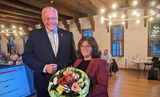 Bürgermeister Daniel Hartmann verabschiedet die Baudezernentin Claudia Koch bei ihrer letztmaligen Teilnahme an einer Ratssitzung in Höxter. - Burkhard Battran
