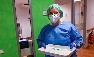 Bewohner des Pflegezentrums Quelle erhalten im Dezember 2020 als erste den Impfstoff gegen das Corona-Virus, Apothekerin Annika Hilgers (EVKB) bringt die erste Spritze mit dem Impfstoff. - Archivbild: Christian Weische
