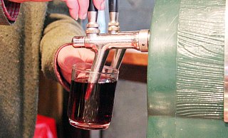 Der Glühwein kommt aus einem geschlossenen Zapfsystem mit der Idealtemperatur von 75 Grad. - Burkhard Battran