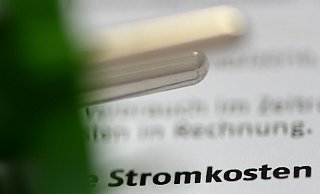 Die Stromkosten für Verbraucher sind zuletzt gesunken (Archivbild) - Jens Kalaene/dpa