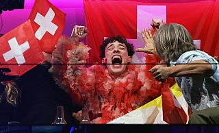Nemo durfte jubeln: Die Schweiz hat zum ersten Mal seit 1988 gewonnen. - Jens Büttner/dpa