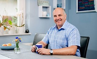 Die Küche mit dem Glastisch ist für Bürgermeister Hubert Erichlandwehr und seine Familie der Dreh- und Angelpunkt. - Besim Mazhiqi