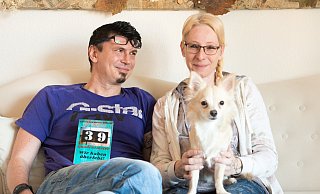 Kerstin und Markus Schaefer in der barrierefrei zugänglichen und nach ihren Bedürfnissen eingerichteten Wohnung. - ralf bittner