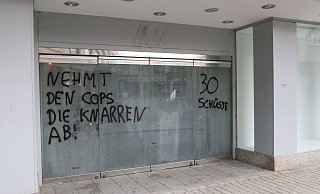 Diese Parolen befinden sich auf den Scheiben des ehemaligen H&M-Gebäudes. - Claus Frickemeier