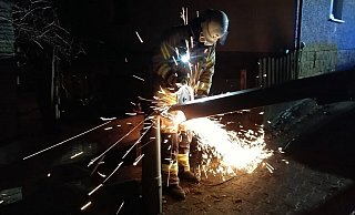 Die Feuerwehr Büren muss eine umgeknickte Straßenlaterne entfernen. - Freiwillige Feuerwehr Büren