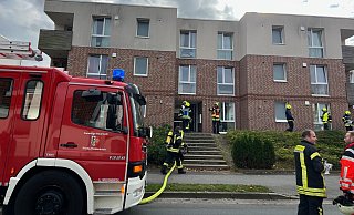 An der Gütersloher Straße in Rheda waren am Mittag etwa 50 Einsatzkräfte vor Ort, um einen Wohnungsbrand zu löschen. - Thorsten Heß