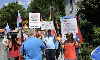 In diese AfD-Demo gegen die Bundeskanzlerin in Paderborn geriet die eine 67-jährige Rentnerin im vergangenen Jahr. - Birger Berbüsse