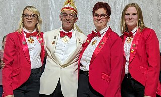 Das Prinzenpaar Dirk und Monika Mertens mit seinen Prinzenführerinnen Manuela Koch und Jenny Koch. - Burkhard Battran