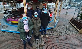 Die Schausteller, die eigentlich das weihnachtliche Bünde ausrichten sollten, nach dem Tag der Absage. Claudia Marx, Nadine Alisch und Mario Stopic (vorne v.l.), Claudius Gaffron, Benjamin Dorenkamp und Lolita Thies (hinten v.l.) - Gregor Winkler