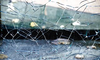 Die innere Scheibe der Doppelverglasung hielt dem Wurf stand. - pixabay (Symbolbild)