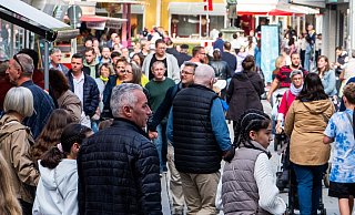 Der verkaufsoffene Sonntag lockt immer wieder viele Menschen in die City, wie hier im Oktober 2023 am Gehrenberg. - Archiv: Ralf Bittner
