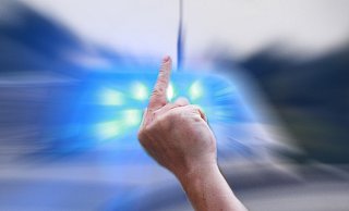 Kam nicht gut an: Auf der Oktoberwoche hat ein 21-Jähriger der Polizei den Stinkefinger gezeigt. Das hatte Folgen. (Symbolbild) - Foto/Montage: David Schellenberg