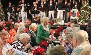 Die ehrenamtliche AWO-Helferin Sieglinde Gorisch unterwegs zwischen den Stuhlreihen bei der AWO-Weihnachtsfeier. - Ulf Hanke