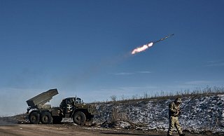 Nach Angaben aus London haben ukrainische Einheiten am Sonntag vermutlich noch immer Stellungen in Soledar gehalten. - Libkos/AP/dpa/Archiv