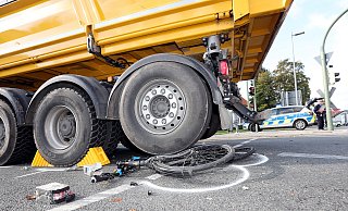Der Fahrer des Lastwagens hatte die Radlerin, die rechts neben ihm ebenfalls auf Grün wartete nicht wahrgenommen. Sie wurde beim Abbiegen erfasst und überrollt. - Wolfgang Rudolf