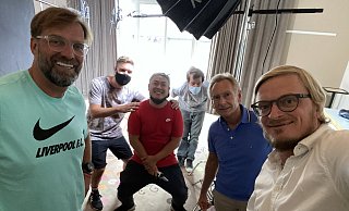 Liverpool-Trainer Jürgen Klopp (v. l.), Kameramänner Manuel May und Duc Pham, Ton-Ingenieur Matthias Paul, Produzenten Dieter Gruschwitz (ehemaliger Sportchef ZDF) und Mario Kottkamp, der aus Hüllhorst kommt. - Mario Kottkamp/Jau!Media