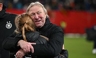 Die Chemie stimmt zwischen Trainer und Mannschaft: Horst Hrubesch umarmt Sjoeke Nüsken. - Sebastian Christoph Gollnow/dpa