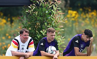 Der neue Kapitän der Nationalmannschaft: Joshua Kimmich (M) beim Training in Herzogenaurach - Daniel Karmann/dpa