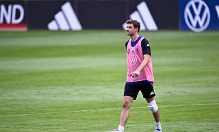 Bekam einen Schlag auf das linke Knie: Thomas Müller. - Federico Gambarini/dpa